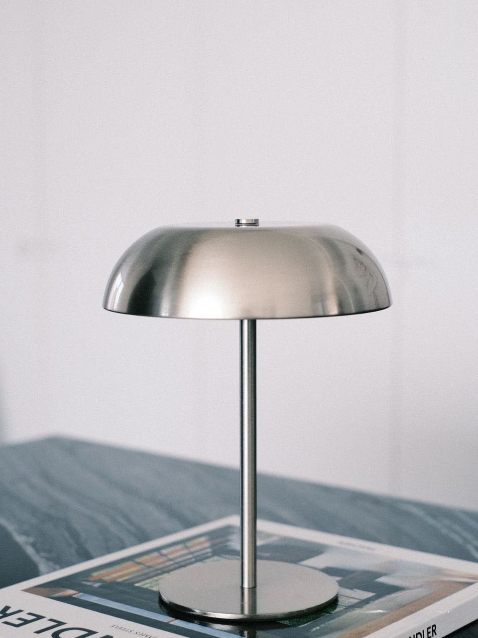 Abajur de Mesa Cogumelo em Metal Industrial - Luminária LED Sem Fio e Recarregável